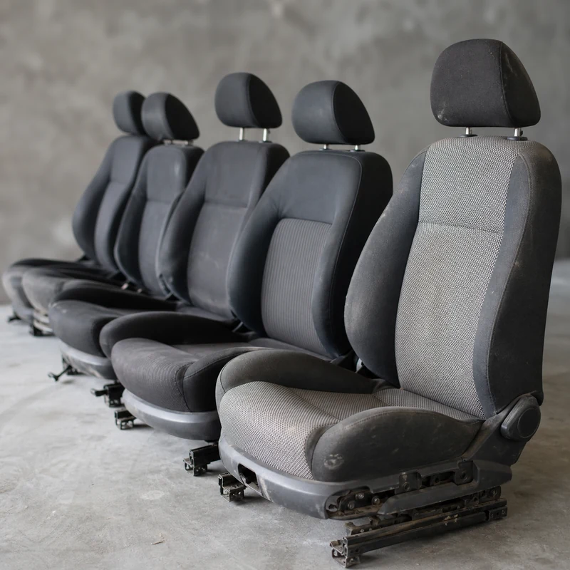 Asientos de coche de segunda mano en el almacén